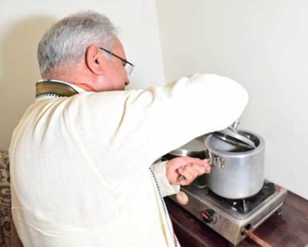 छत्तीसगढ़ : मुख्यमंत्री भूपेश बघेल ने आंगनवाड़ी में कुकर खोलकर देखी खिचड़ी